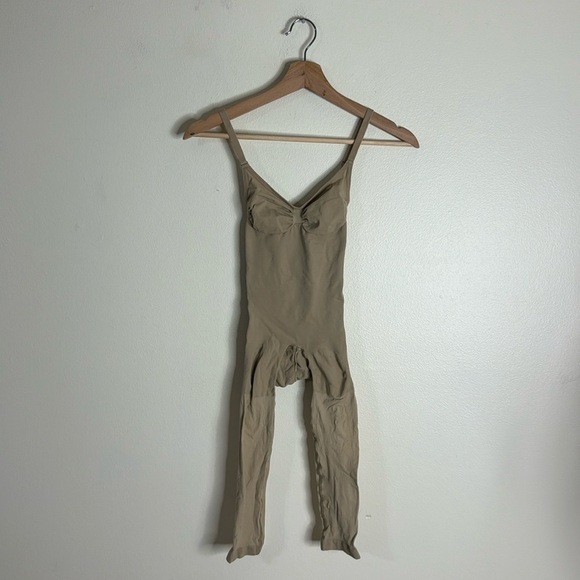 Skims Seamless Sculpt Mid Thigh Bodysuit in clay size small NWOT - Picture 2 of 11